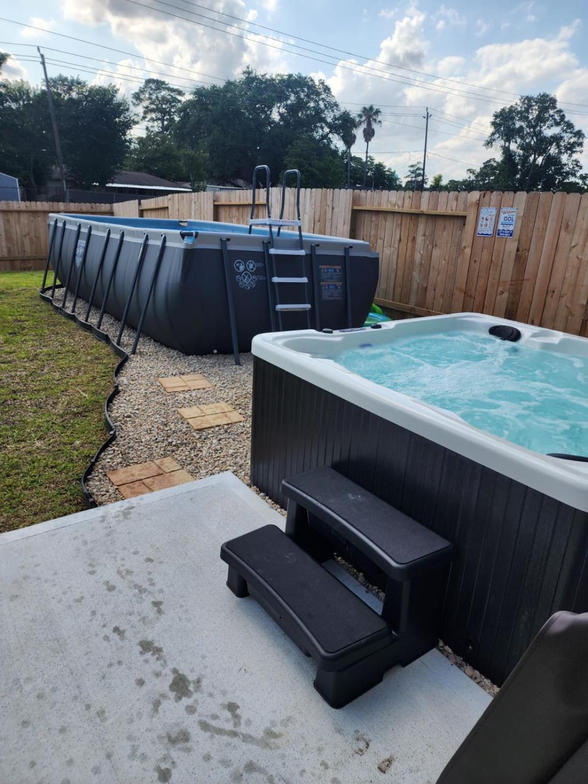 Pool House With Hot Tub Holiday home
